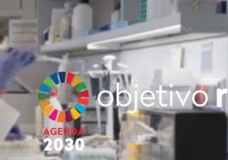 campaña de rtve con su "objetivo RTVE agenda 2030" donde sale de fondo una mujer en un laboratorio investigando