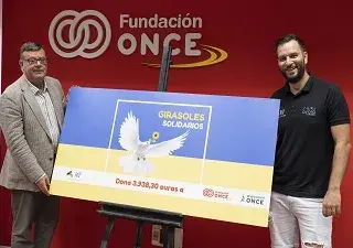 Momento de la entrega del cheque solidario por parte de la Asociación Nacional de Floristas (ANF) a Fundación ONCE, con José Luis Martínez Donoso y Ángel Llorena (Fuente: Jorge Villa)