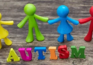 muñecos de color amarillo, verde, azul y rojo 