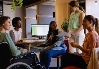 Personas trabajando en una oficina