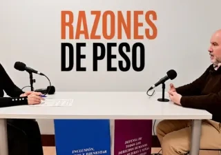 El presidente del CERMI y la reportera del programa mientras hacen el podcast