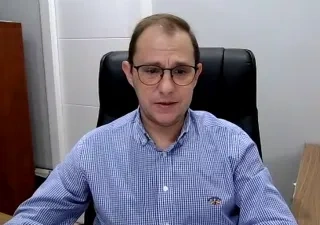 Un hombre durante una ponencia virtual sentado en su silla