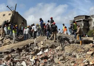 Personas buscando en los escombros y ruinas por el terremoto de Venezuela