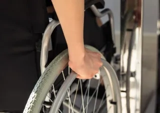Una persona en silla de ruedas
