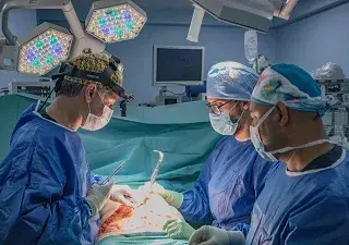 Los doctores Aguiar, a la izquierda, y Afonso, a la derecha, con gafas, durante una cirugía abdominal llevada a cado en Tenerife (Fuente: Instituto Aguiar)