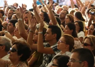 Personas de la CNSE durante un acto, aplaudiendo en lengua de signos