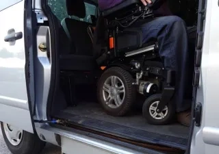 vehiculo adaptado para personas PMR, una silla de ruedas dentro del vehículo