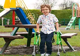 Un niño con ropa de Tommy Hilfiger en un parque