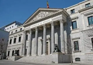 Fachada exterior principal del Congreso de los Diputados, en la entrada de los dos leones.
