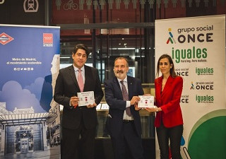 Momento de la firma del convenio entre Metro de Madrid y la ONCE, con la presencia de David Pérez, Luis Natalio Royo y Silvia Roldán