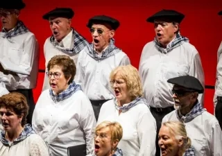 Coro Alaia de la ONCE en el festival de San Sebastián cantando en directo