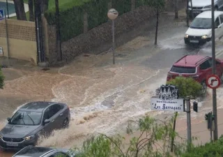 Agua por las calles llegando a rebasar coches en Valencia a causa de la dana