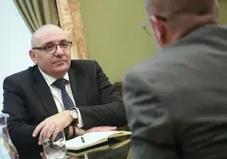 Momento de la reunión entre Delegación de Gobierno y Cermi Comunidad de Madrid, con Óscar Moral Ortega escuchando a Francisco Martín Aguirre (Fuente: Cermi Comunidad de Madrid)