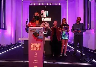 Momento de la entrega del premio al Mejor Videojuego Accesible de Fundación ONCE en la III edición del Indie Games Málaga