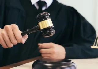Un juez dando un martillazo, como símbolo de resolución