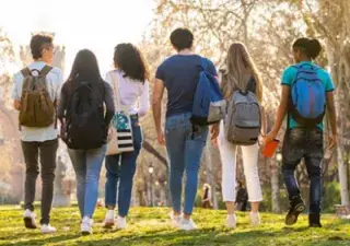 Un grupo de adolescentes paseando por un parque (Fuente: GINSO)