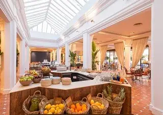 Vista del Restaurante Los Naranjos del Hotel Don Carlos Resort & Spa, donde se celebrará el desayuno buffet solidario en apoyo a la Asociación Española Contra el Cáncer - AECC (Fuente: 3AW España y Hotel Don Carlos Resort & Spa)