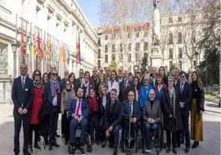Foto de familia de los diputados presentados y los representantes de entidades para personas con discapacidad (Fuente: CERMI)