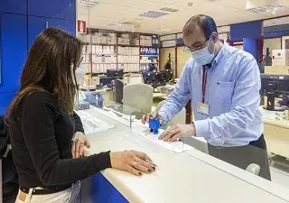 Rodrigo González, persona con discapacidad intelectual trabajando en su departamento de la Administración Pública (Fuente: Fran Manzanera)