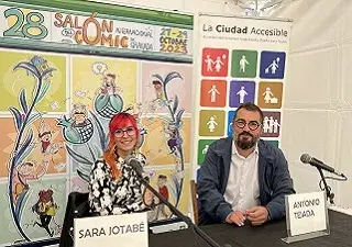 Momento de la mesa redonda inclusiva que se celebró en el 28º Salón Internacional del Cómic de Granada, con Sara Jotabé y Antonio Tejada (Fuente: La Ciudad Accesible)