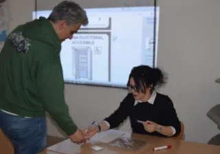 Sesión de formación electoral realizada en el centro San Juan de Dios de Valladolid| Foto del centro San Juan de Dios de Valladolid, dos personas interactuando