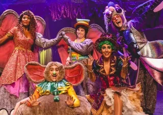 personas disfrazadas actuando en el musical