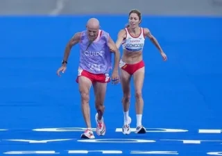 Elena Congost y su guía, Mia Carol, cerca de la meta durante la maratón paralímpica de París 2024