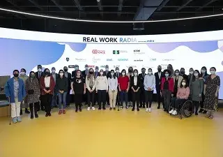 Fotografía de familia de todos los asistentes a la jornada celebrada en el HUB de Por Talento Digital, de Fundación ONCE, para la inclusión de las mujeres con discapacidad en profesiones tecnológicas