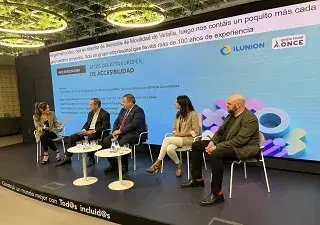 Un momento del debate durante la intervención de Patricia Otero moderando la mesa redonda con los representantes de Endesa, Vectalia, ILUNION Hotels y Bankinter (Fuente: ILUNION)