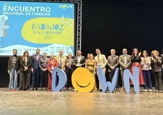 familias de Down España en el auditorio con personalidades de la diputación de Extremadura
