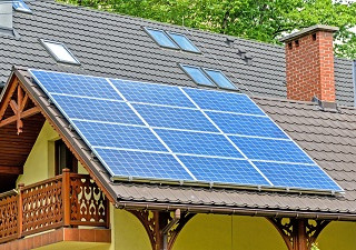 Paneles solares en el tejado de una casa