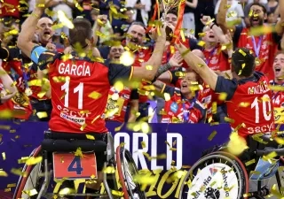 La plantilla española celebrando el trofeo entre confeti y banderas de la selección. Foto de Xavi Solans