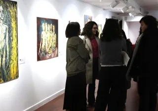 La exposición de Miguel Ángel siendo visitada por expectadores