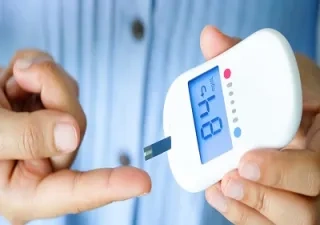 Una persona haciéndose un control sobre diabétes (Fuente: FEDE)