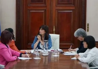 Mujeres que participaron en la reunión junto a la Ministra en el Ministerio de Igualdad