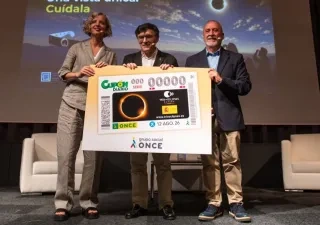 Los representantes sujetando el cupón gigante por el día conmemorativo