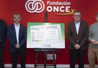 Los representantes de las entidades presentando el cuón en la sede de la Fundación ONCE
