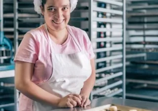 Una mujer realizando una práctica de reposteria