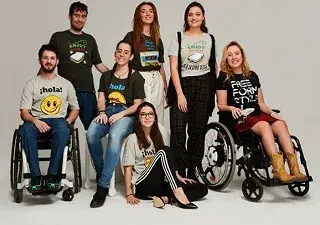 Grupo de jóvenes con discapacidad vistiendo Free Form Style