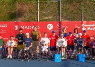 Foto de familia de la entrega de premios de un torneo de tenis en silla en Madrid