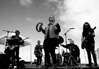 Puri (centro) y Víctor (derecha), junto al resto de integrantes de Xerock, en una actuación (Fuente: San Xerome)