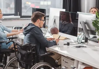 hombre con discapacidad en oficina