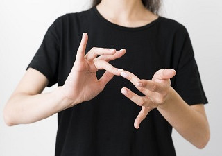 Mujer comunicándose en Lengua de Signos (Fuente: Servimedia)