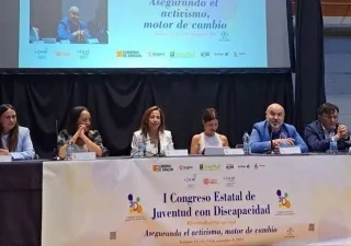 Mesa central con todos los participantes en el I Congreso Estatal de Juventud con Discapacidad, encabezados por Luis Cayo, presidente de Cermi