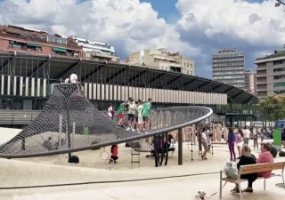 Un parque con niños jugando en él y sus padres sentados en el banco
