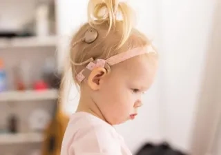 niña con implante coclear de la clínica de navarra