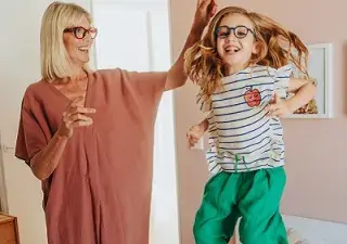 Una señora mayor jugando con una niña, las dos con gafas graduadas (Fuente: ALAIN AFFLELOU)