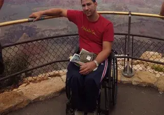 El ingeniero informático granadino, José Antonio Martín García, con parálisis cerebral y usuario de silla de ruedas, en uno de sus viajes (Fuente: La Ciudad Accesible)