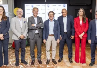El alcalde de Madrid posando con la plana mayor de la empresa del Grupo ILUNION