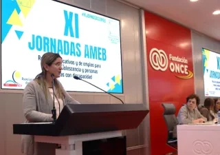 La gerente de ameb durante el acto. subida al estrado mientras hace un discurso